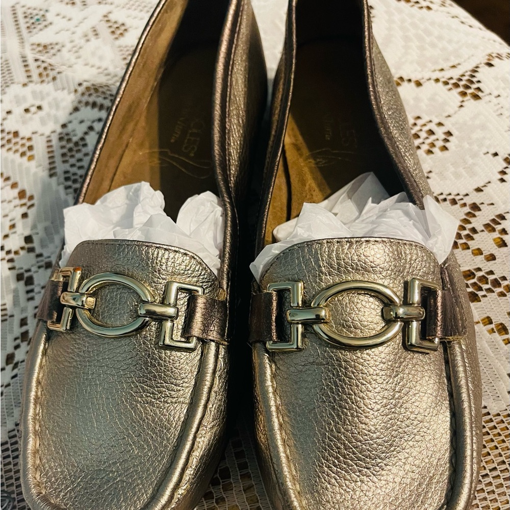 AEROSOLES  casual women’s gold Loafers size 8.5 - Picture 12 of 16